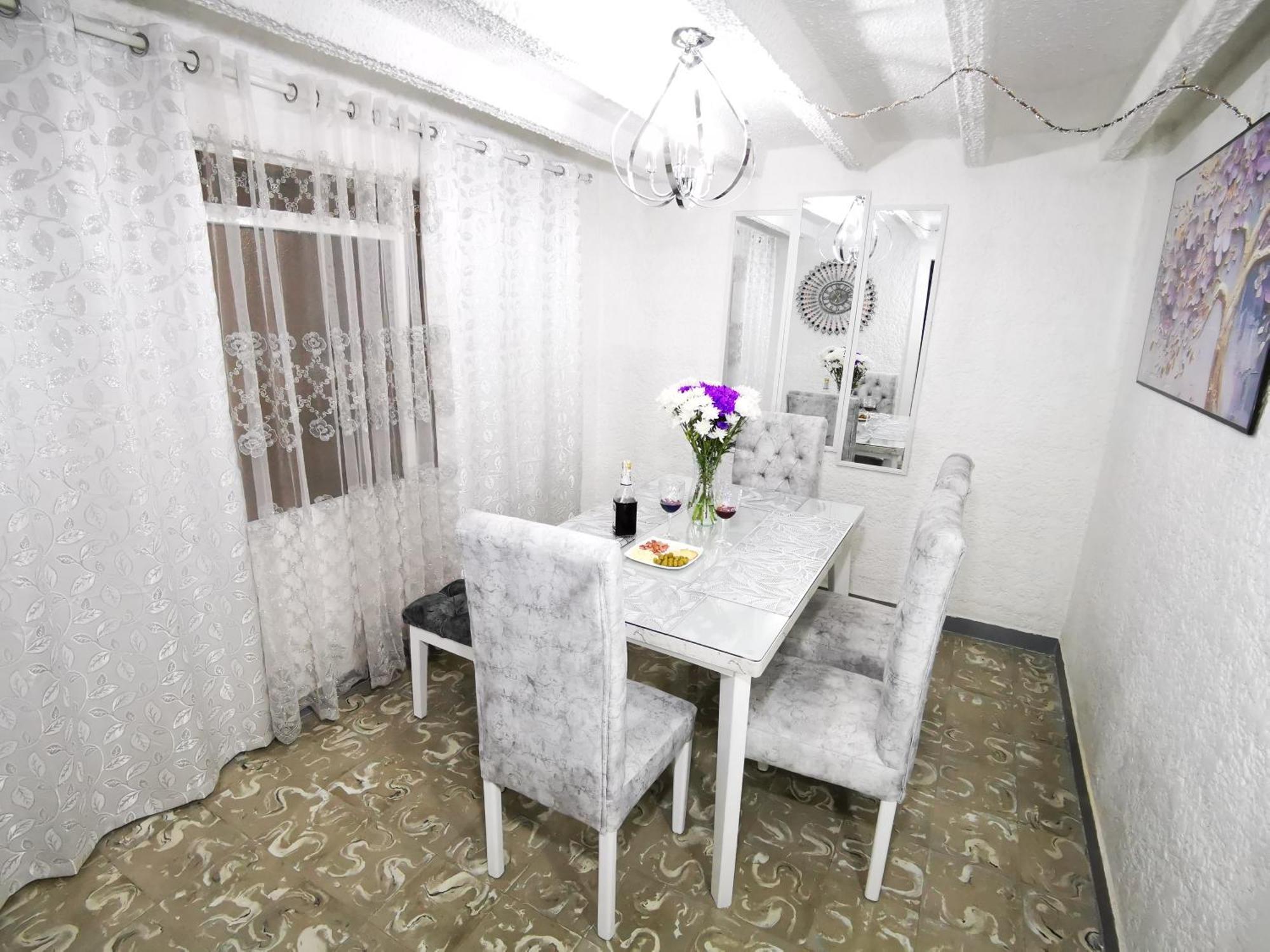 Casangel Hogar Familiar En Sector Exclusivo Cerca Al Aeropuerto Local Frente Al Poblado Holiday home *